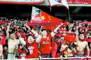【比赛焦点瞬间】第14分钟，努内斯禁区内无人盯防的好机会，射门被皮克福德挡出，阿尔瓦雷斯再补射也是被挡稍稍偏出。